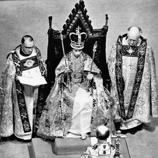 Queen-Elizabeth-coronation day trone thechicflaneuse
