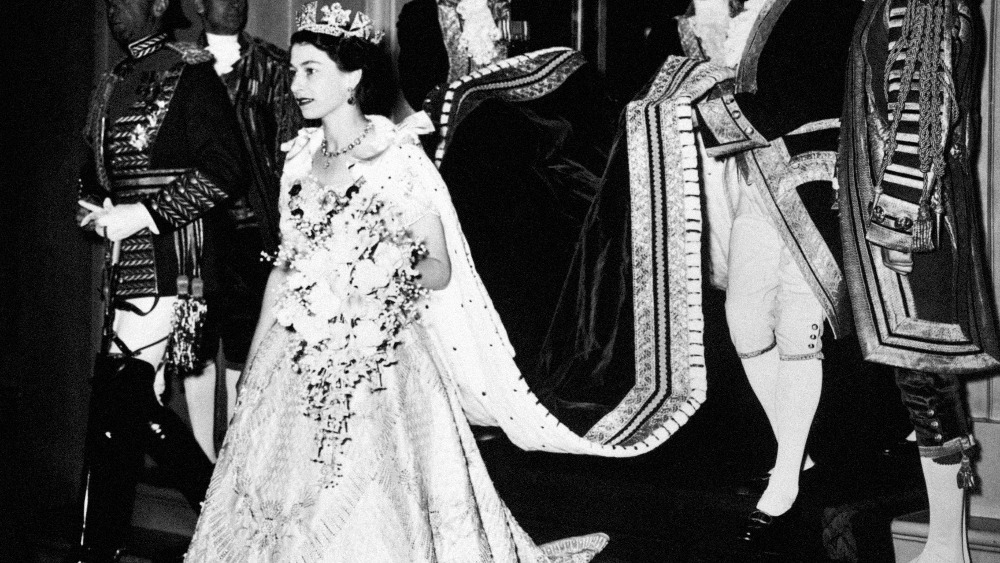 queen elisabeth coronation arrival