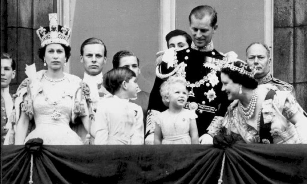 queen elisabeth coronation day balcony