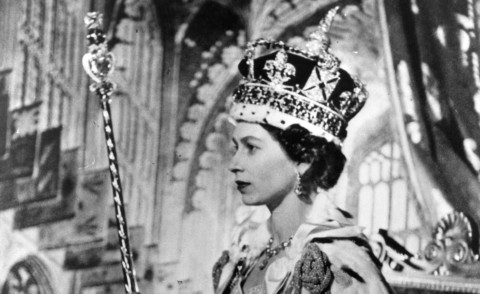 queen-elisabeth-coronation-day-detail-official-portrait-thechicflaneuse