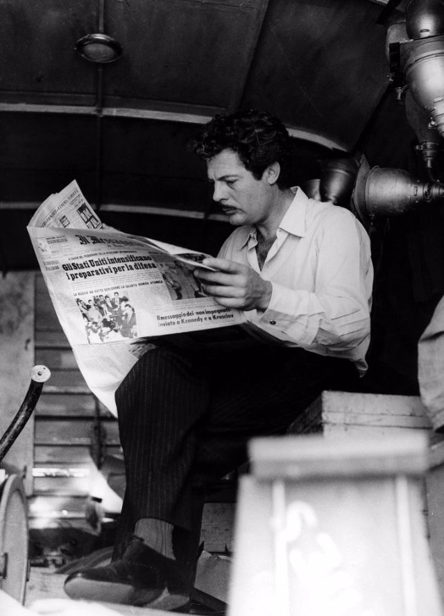 Marcello Mastroianni reading newspaper